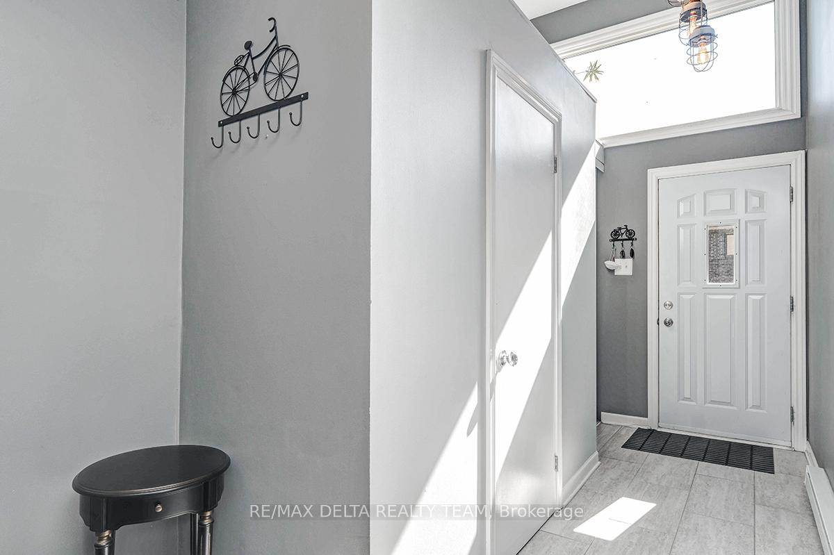 Photo 2 of 2104 Eric Crescent, Ottawa, Pineview — HOMEH