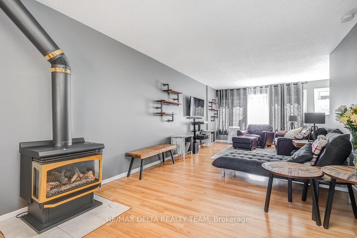 Photo 5 of 2104 Eric Crescent, Ottawa, Pineview — HOMEH