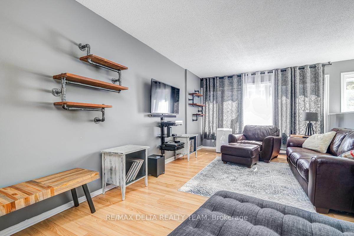 Photo 12 of 2104 Eric Crescent, Ottawa, Pineview — HOMEH