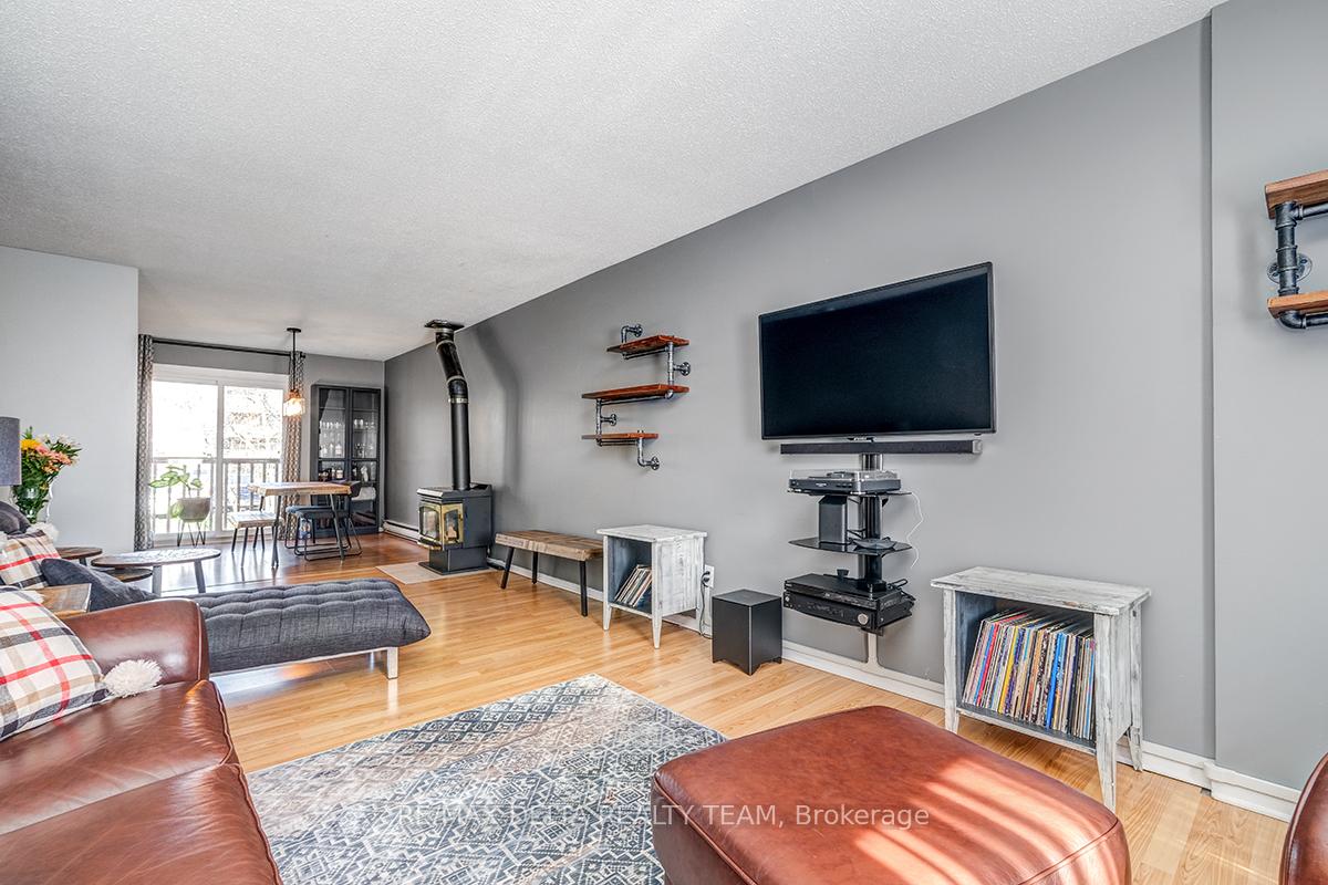 Photo 8 of 2104 Eric Crescent, Ottawa, Pineview — HOMEH