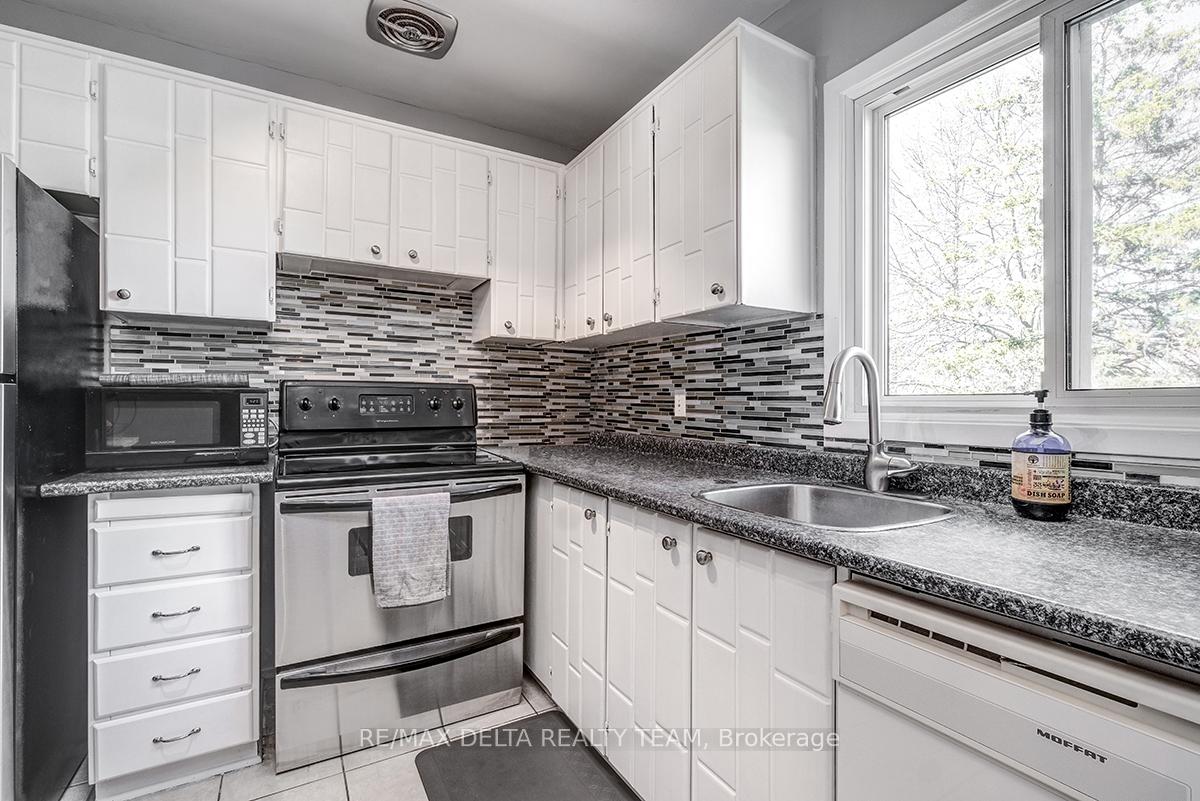 Photo 13 of 2104 Eric Crescent, Ottawa, Pineview — HOMEH