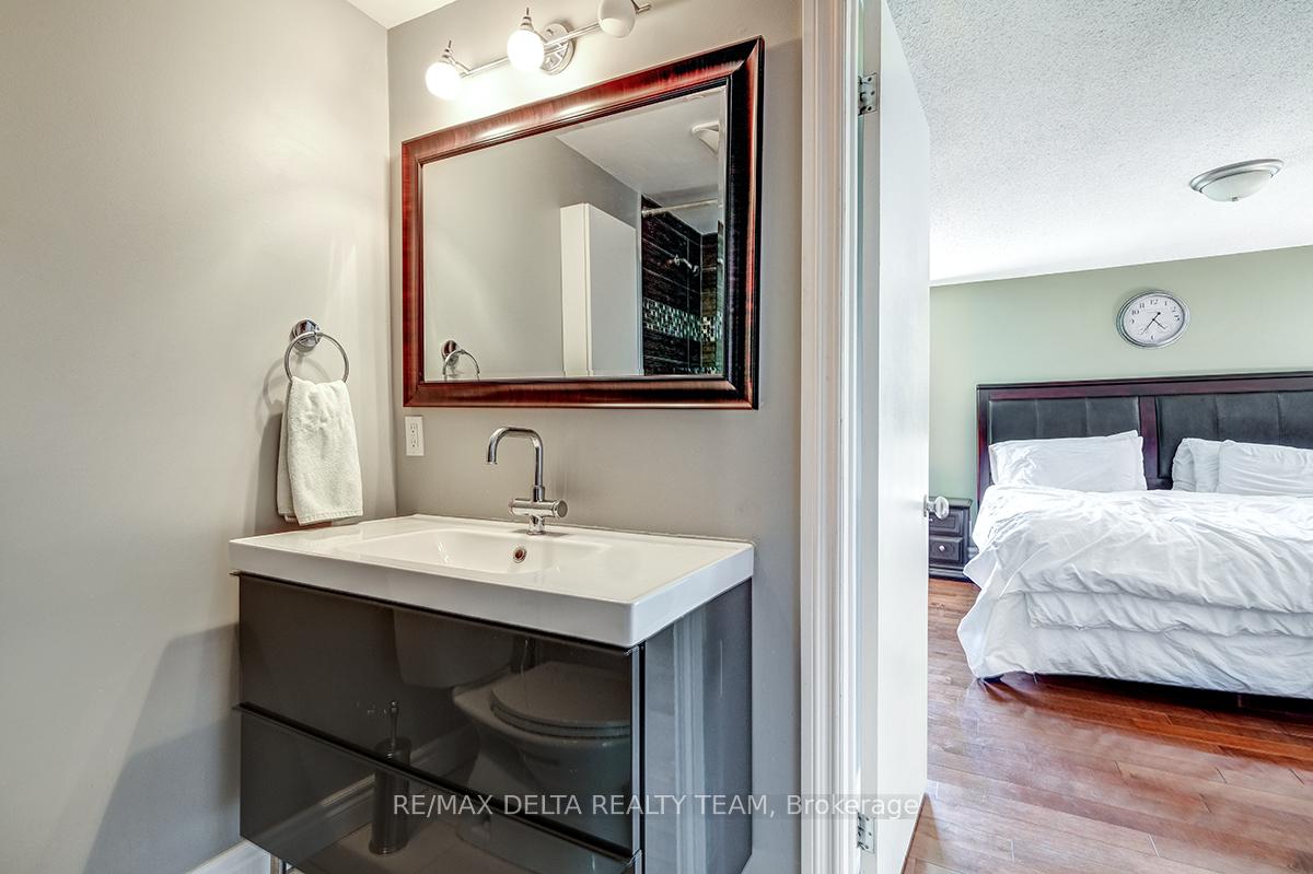 Photo 11 of 2104 Eric Crescent, Ottawa, Pineview — HOMEH