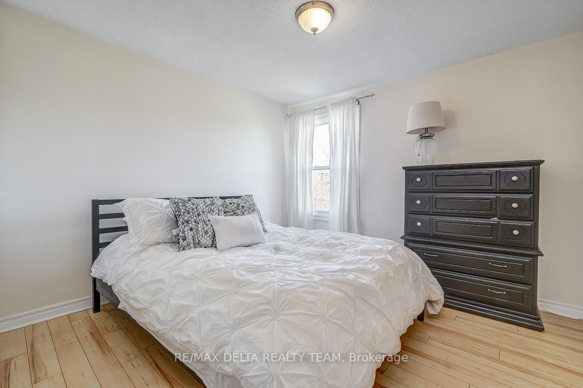 Photo 19 of 2104 Eric Crescent, Ottawa, Pineview — HOMEH