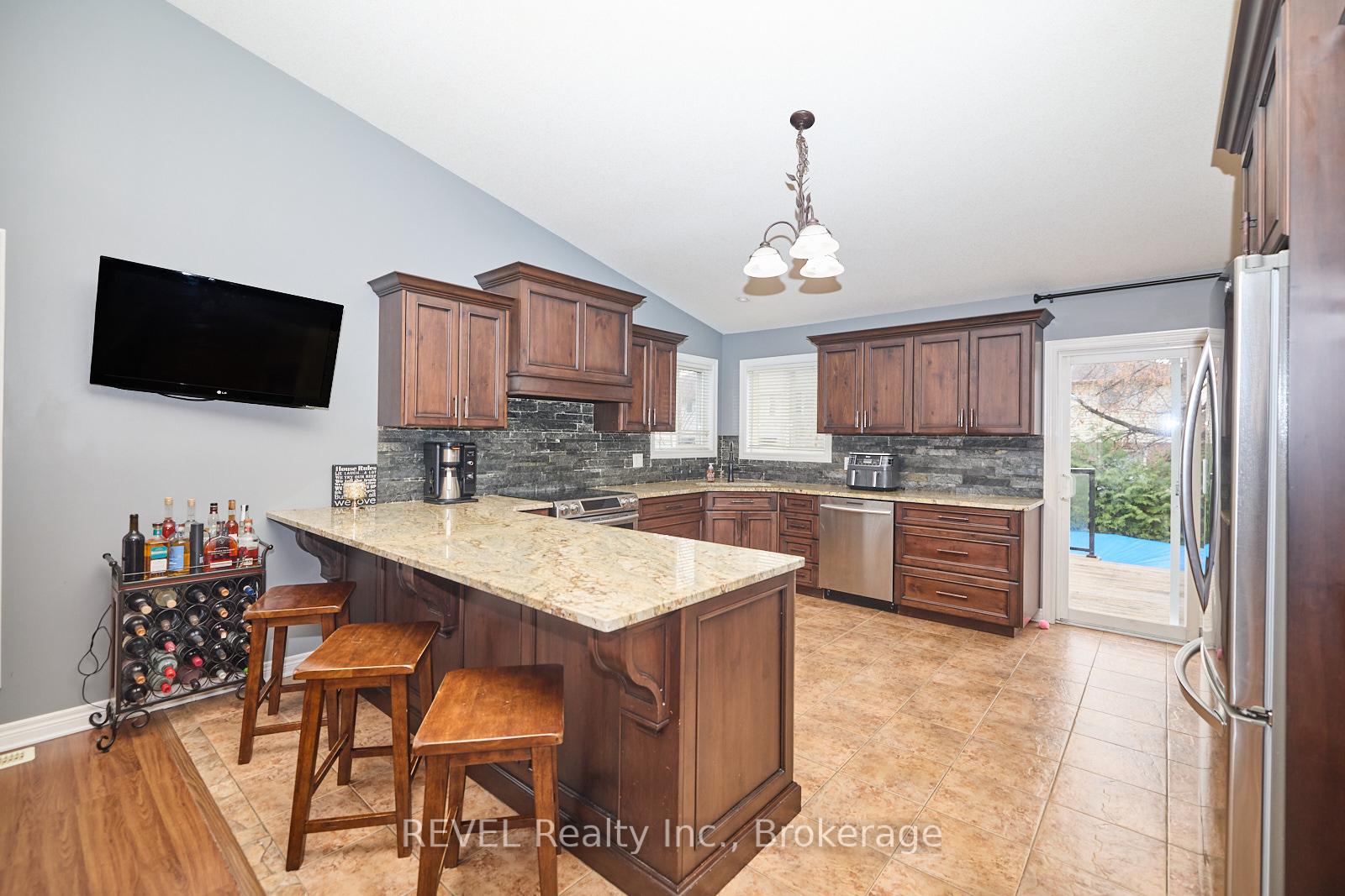 Photo 5 of 82 Macturnbull Drive, St. Catharines, Rykert/Vansickle — HOMEH