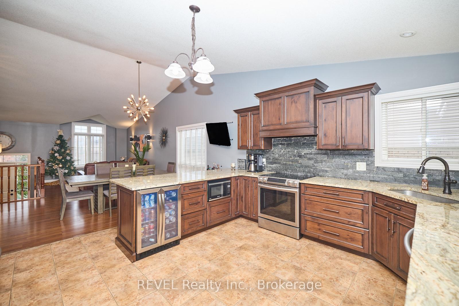 Photo 6 of 82 Macturnbull Drive, St. Catharines, Rykert/Vansickle — HOMEH
