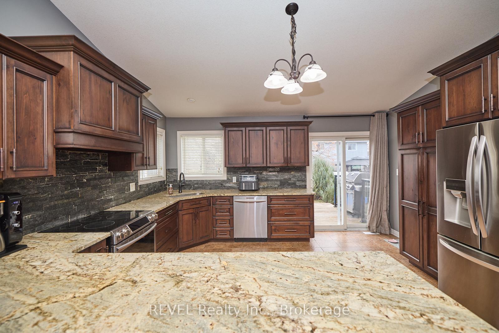Photo 7 of 82 Macturnbull Drive, St. Catharines, Rykert/Vansickle — HOMEH