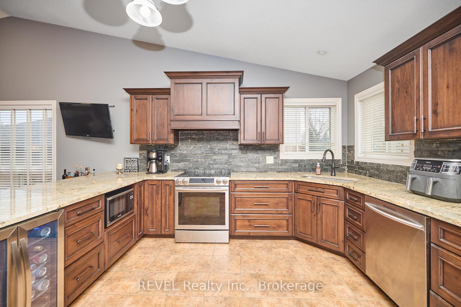 Photo 8 of 82 Macturnbull Drive, St. Catharines, Rykert/Vansickle — HOMEH