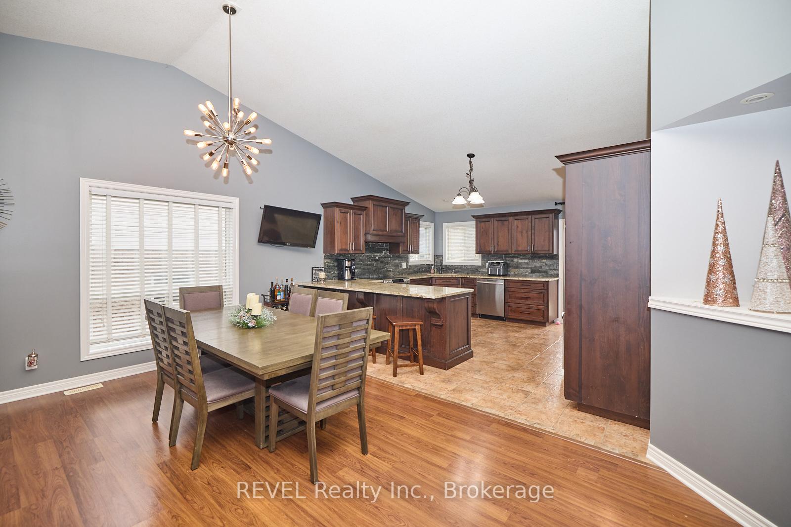 Photo 9 of 82 Macturnbull Drive, St. Catharines, Rykert/Vansickle — HOMEH