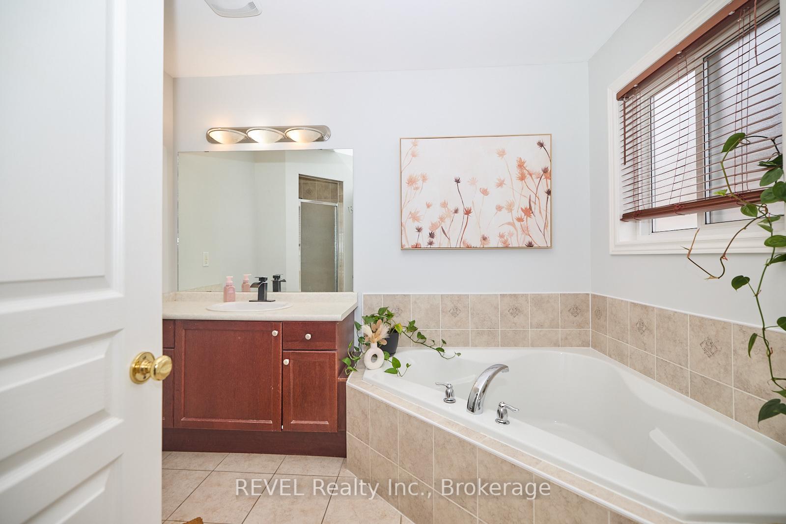 Photo 20 of 82 Macturnbull Drive, St. Catharines, Rykert/Vansickle — HOMEH