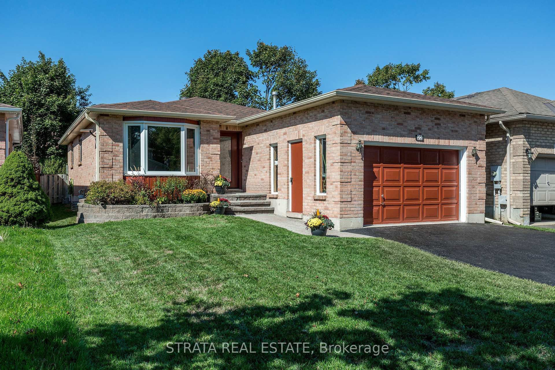 Photo 2 of 22 Mcveigh Drive, Barrie, Northwest — HOMEH