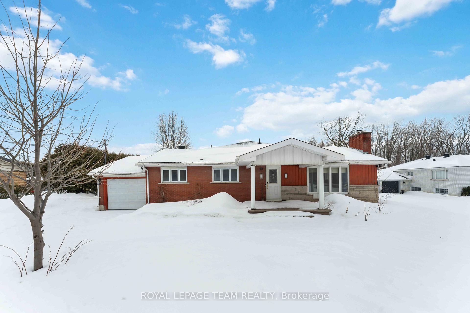 Front of 4670 Fallowfield Road S