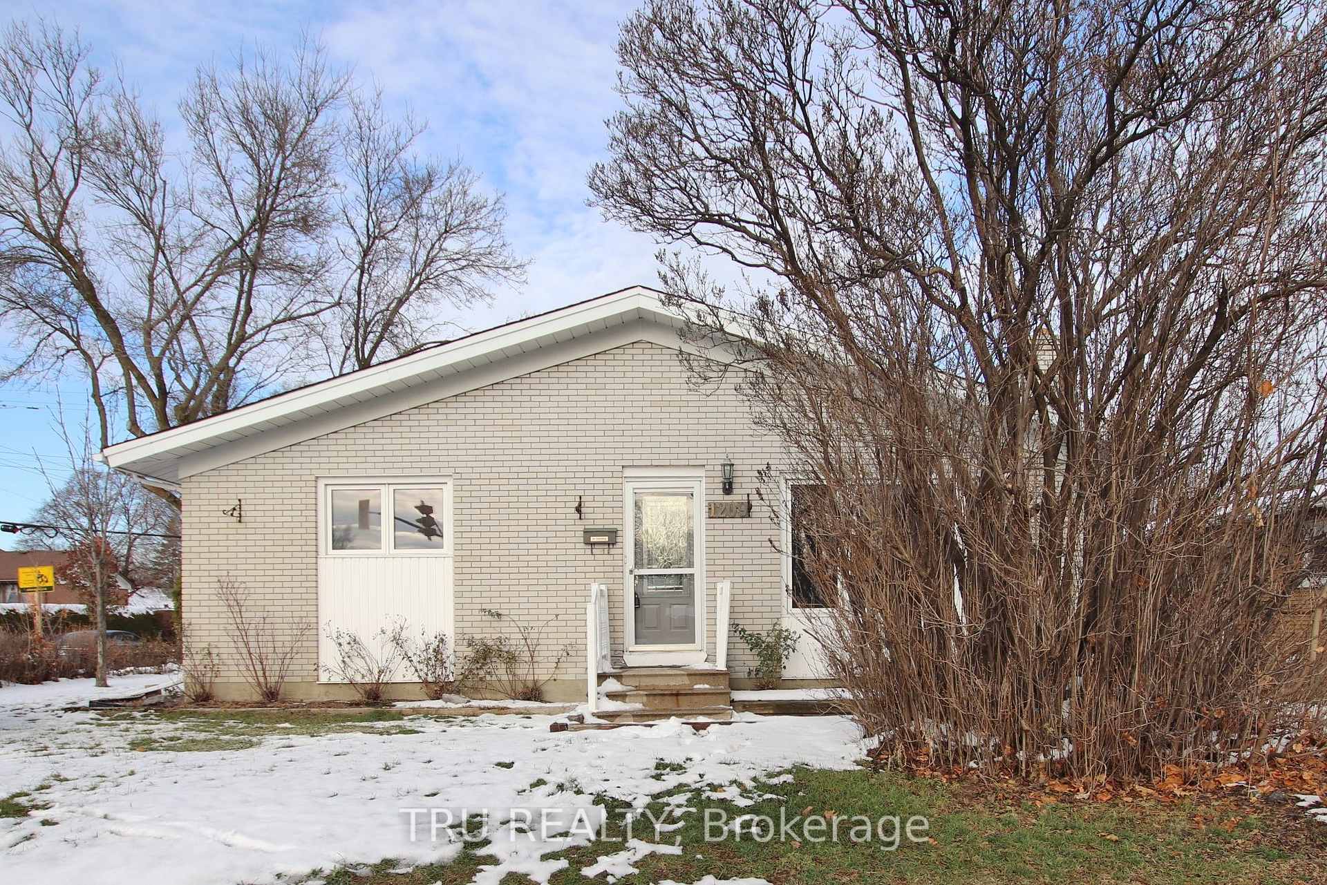 Front of Unit A, 1209 Maitland Avenue
