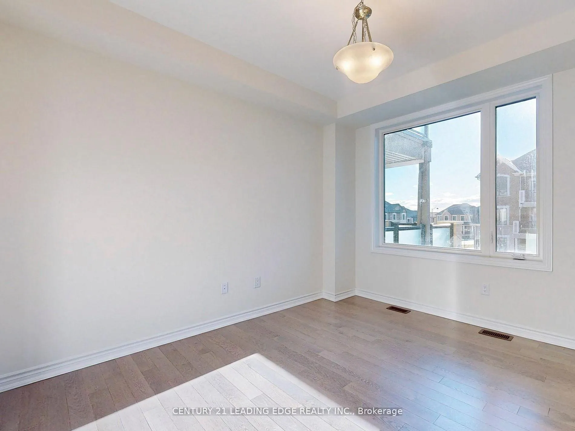 Photo 3 of 10 Thomas Frisby Jr Crescent, Markham, Victoria Square — HOMEH