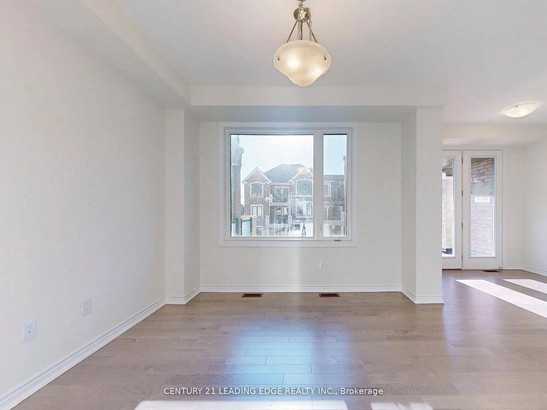 Photo 4 of 10 Thomas Frisby Jr Crescent, Markham, Victoria Square — HOMEH