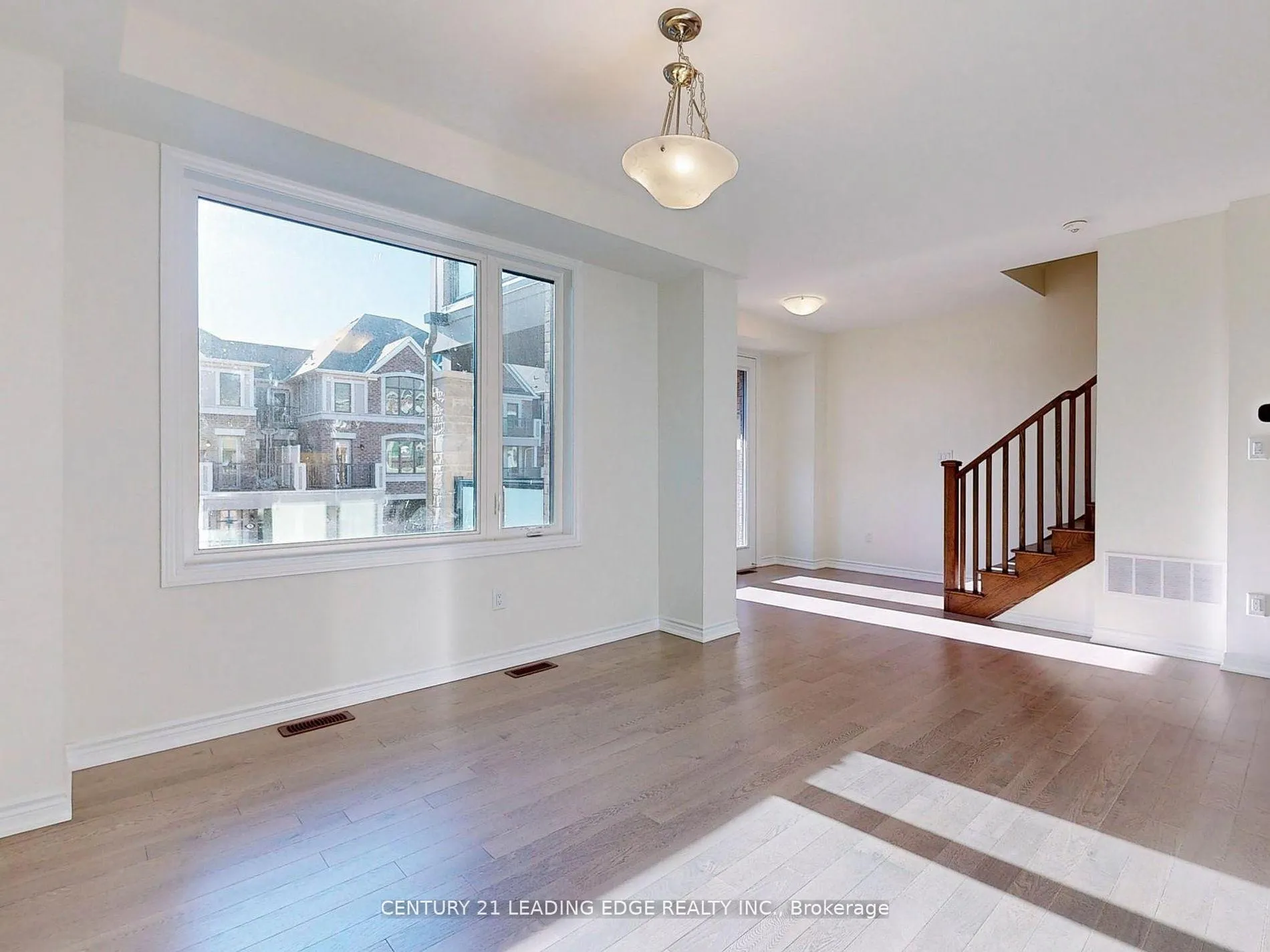 Photo 5 of 10 Thomas Frisby Jr Crescent, Markham, Victoria Square — HOMEH