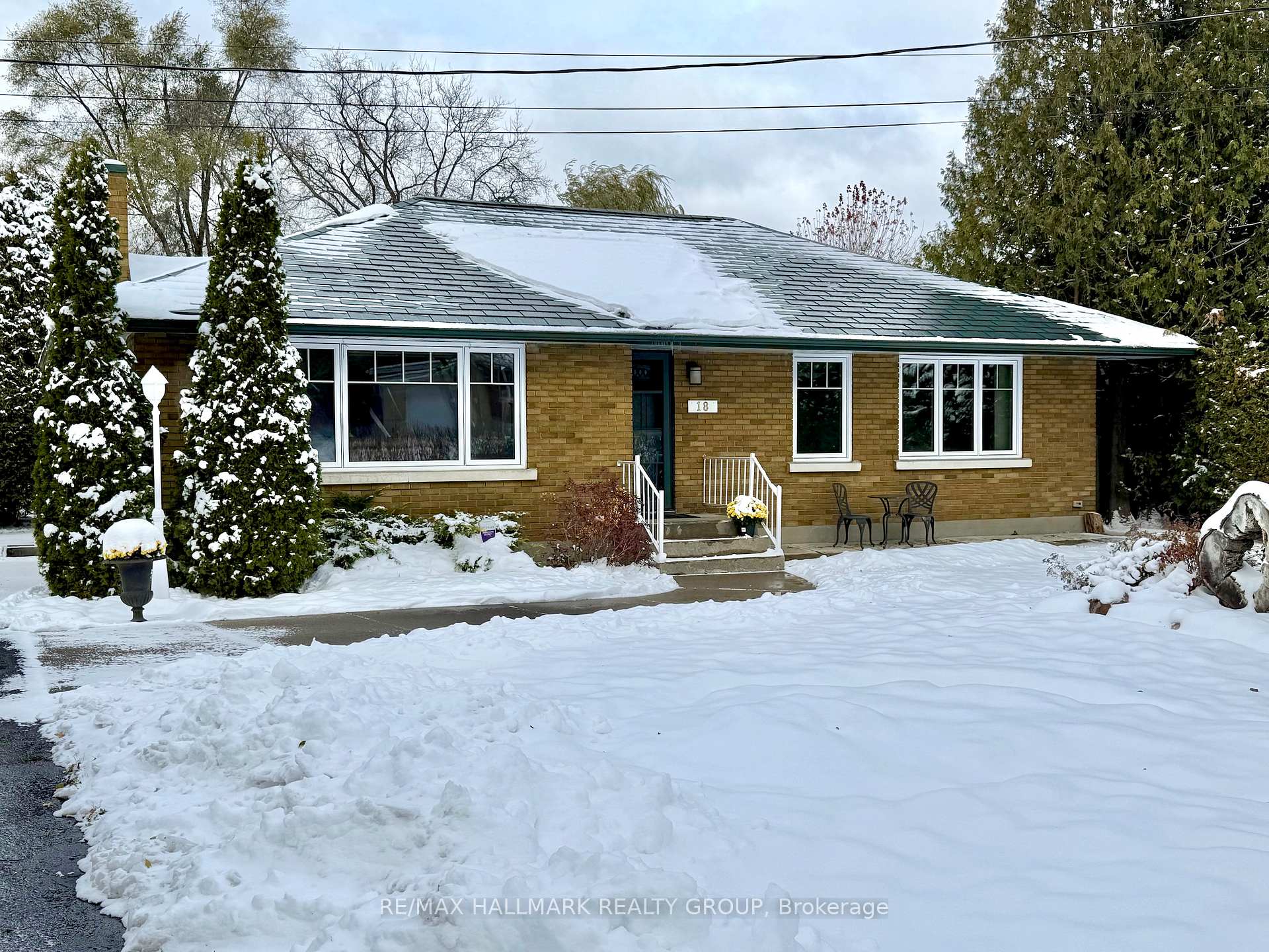 Photo 2 of 18 Kerry Crescent, Ottawa, City View/Skyline/Fisher Heights/Parkwood Hills — HOMEH