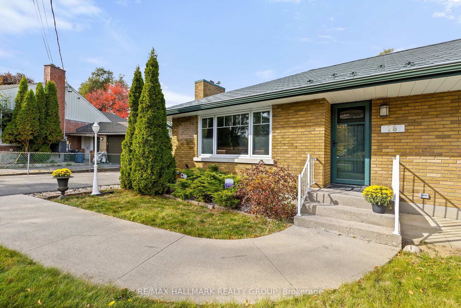 Photo 4 of 18 Kerry Crescent, Ottawa, City View/Skyline/Fisher Heights/Parkwood Hills — HOMEH