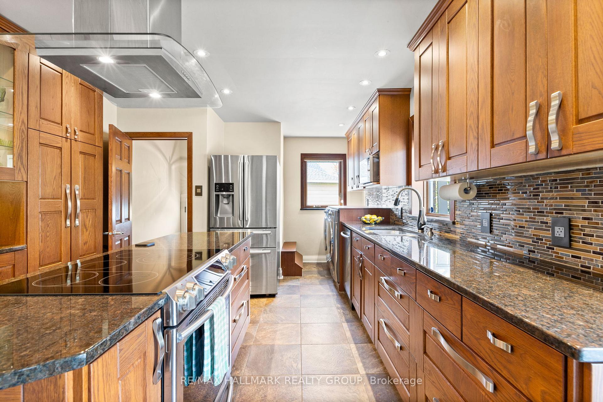 Photo 11 of 18 Kerry Crescent, Ottawa, City View/Skyline/Fisher Heights/Parkwood Hills — HOMEH