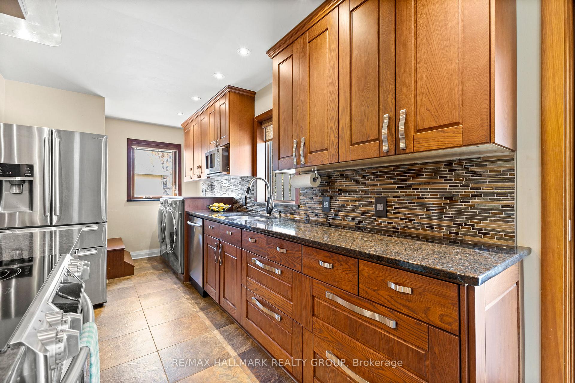 Photo 15 of 18 Kerry Crescent, Ottawa, City View/Skyline/Fisher Heights/Parkwood Hills — HOMEH