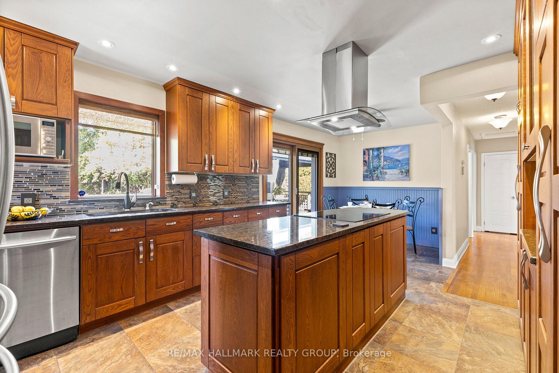Photo 13 of 18 Kerry Crescent, Ottawa, City View/Skyline/Fisher Heights/Parkwood Hills — HOMEH