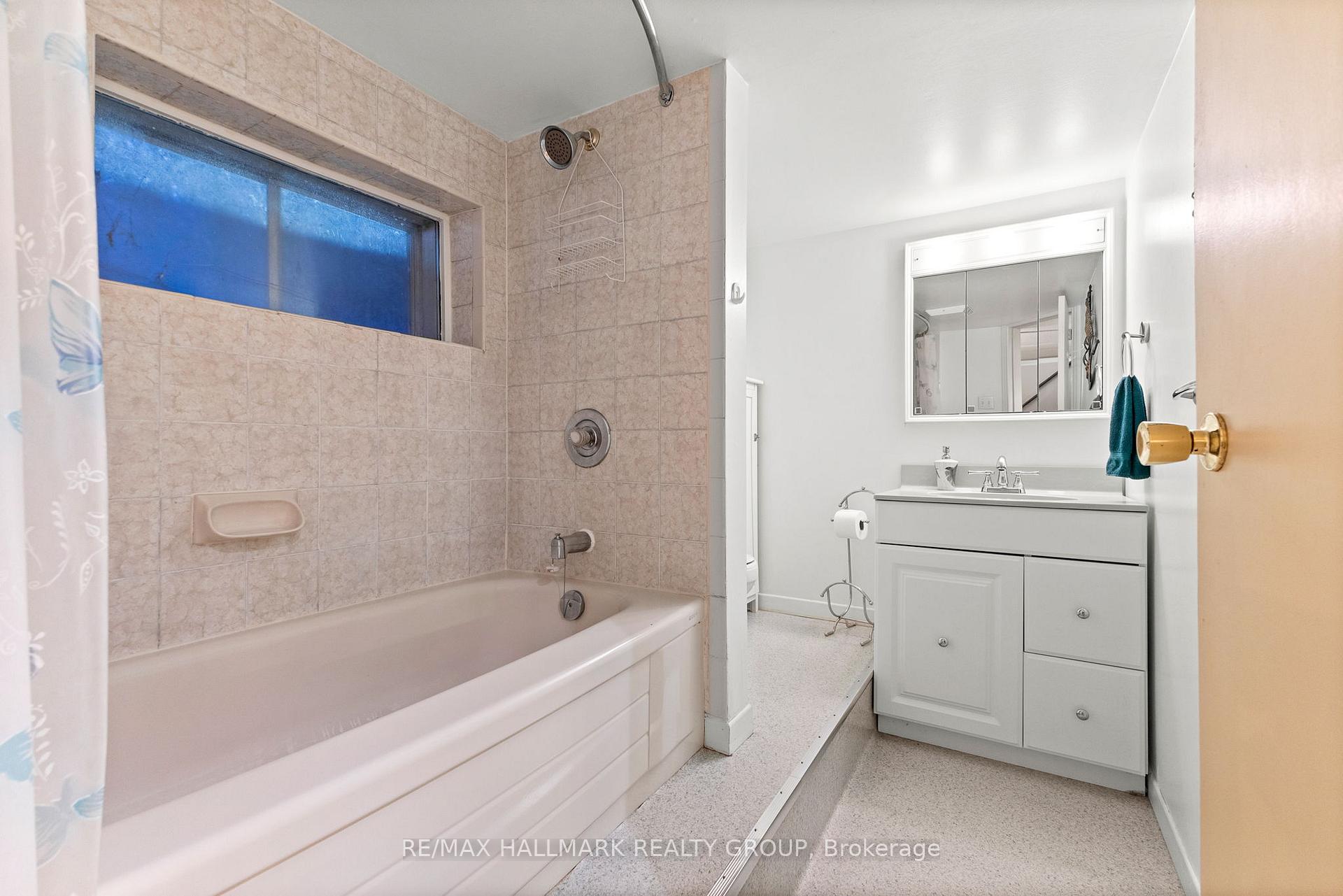 Photo 23 of 18 Kerry Crescent, Ottawa, City View/Skyline/Fisher Heights/Parkwood Hills — HOMEH