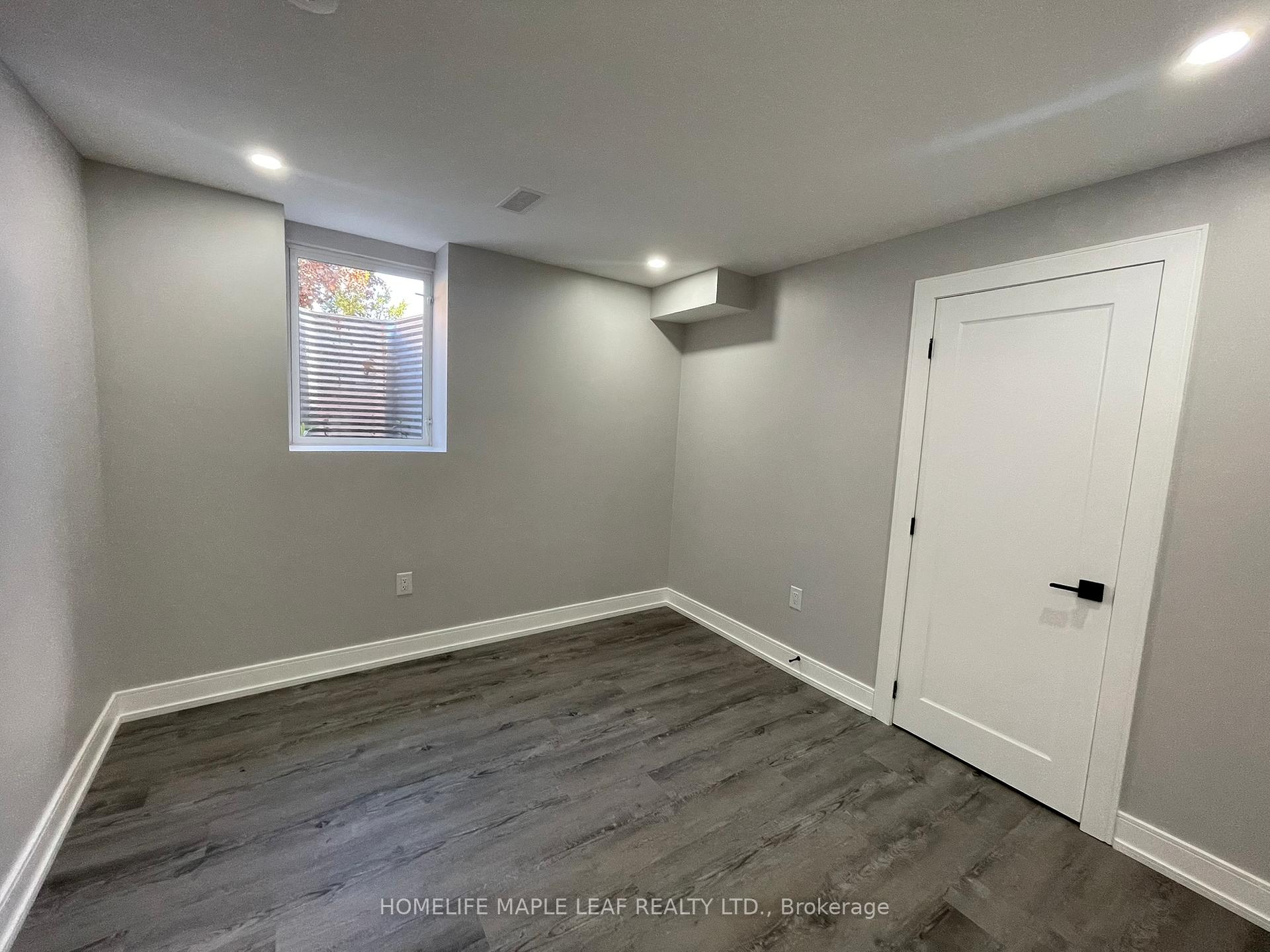 Photo 4 of 21 Baccarat Crescent, Brampton, Snelgrove — HOMEH