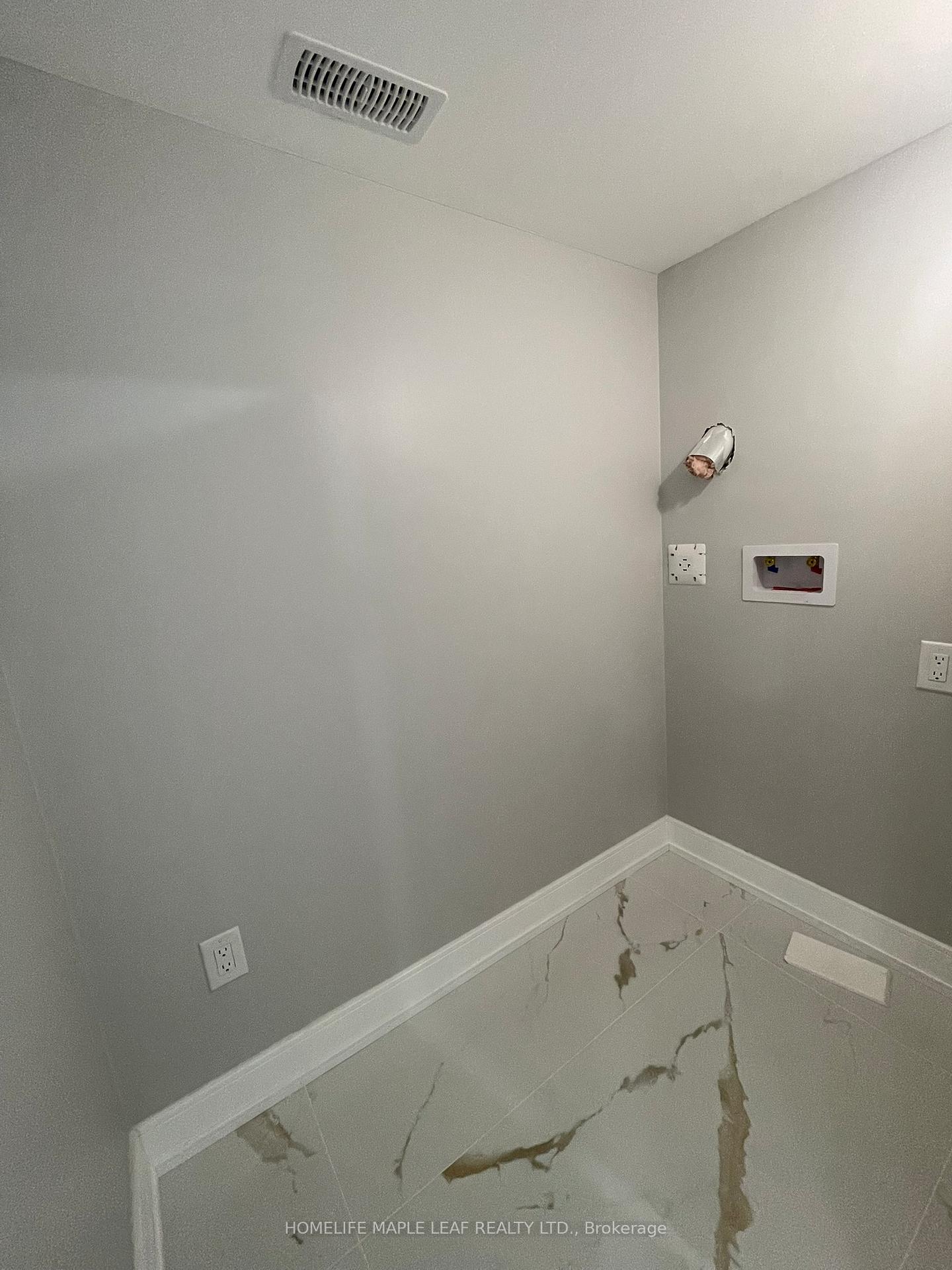 Photo 6 of 21 Baccarat Crescent, Brampton, Snelgrove — HOMEH