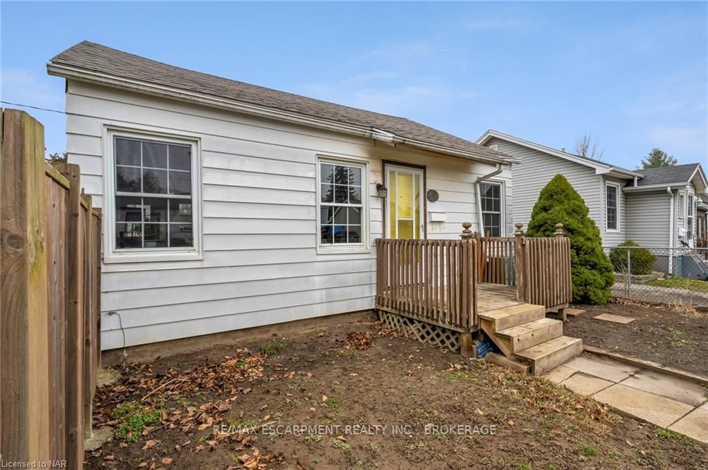 Photo 2 of 15 Shakespeare Avenue, St. Catharines, Haig — HOMEH