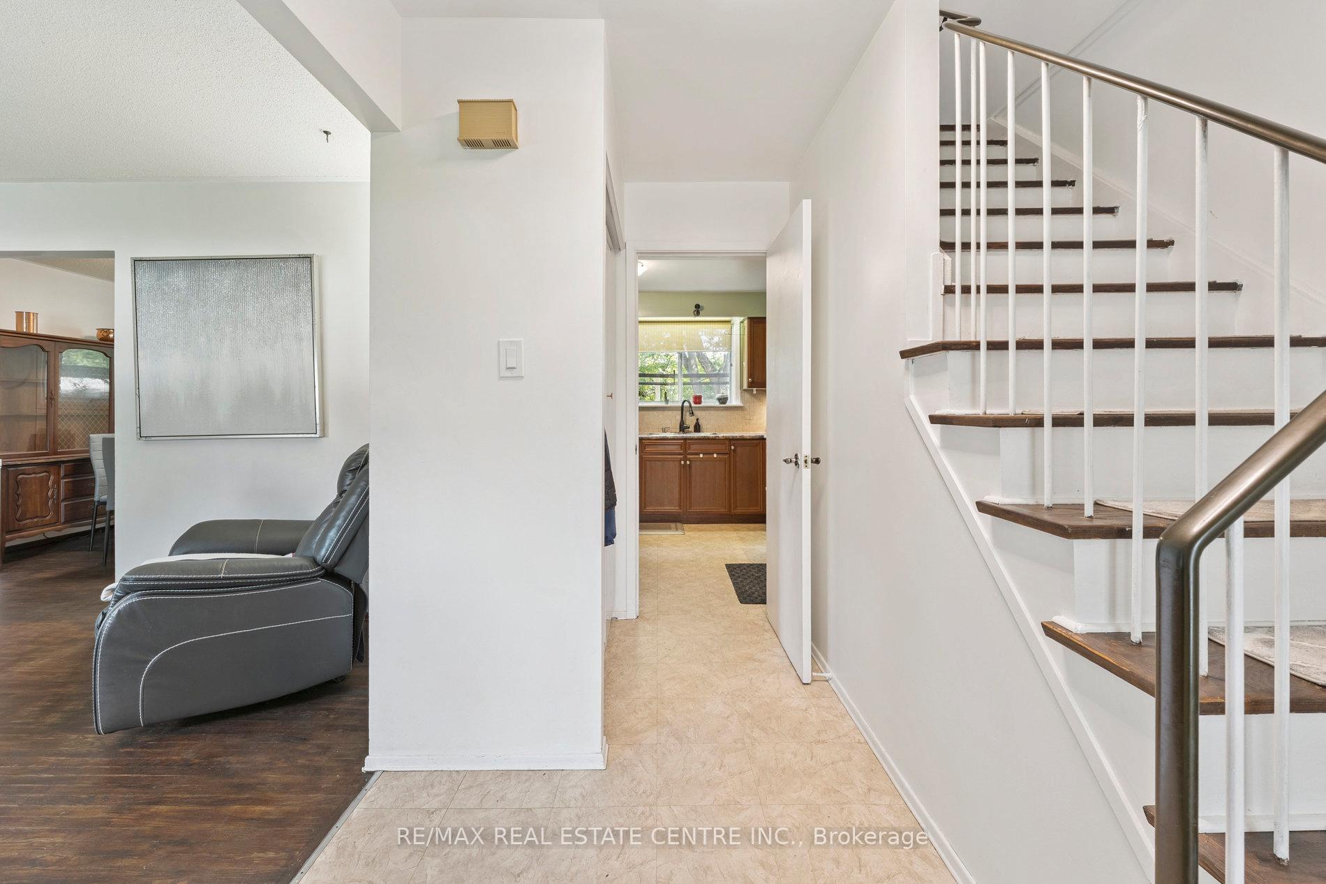 Photo 7 of 102 Rutherford Road N, Brampton, Madoc — HOMEH
