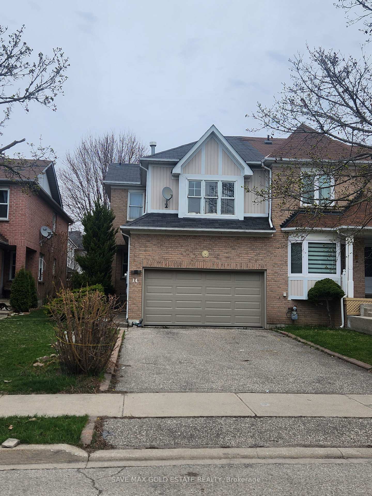 Front of 14 Desert Sand Drive W
