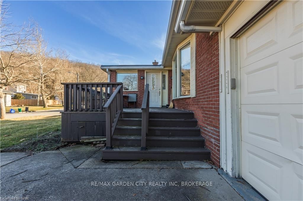 Photo 3 of 4 Brian Avenue, St. Catharines, Glendale/Glenridge — HOMEH