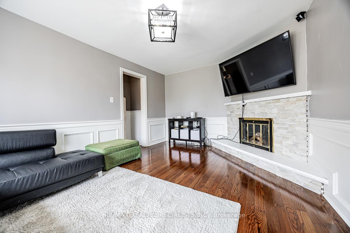 Photo 11 of Unit Main & 2ND, 18 Ivybridge Drive, Brampton, Madoc — HOMEH