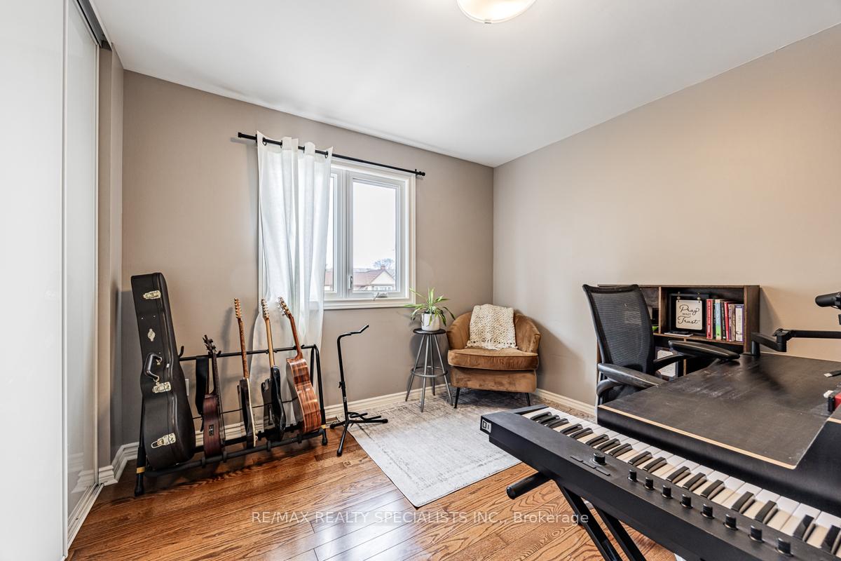 Photo 20 of Unit Main & 2ND, 18 Ivybridge Drive, Brampton, Madoc — HOMEH