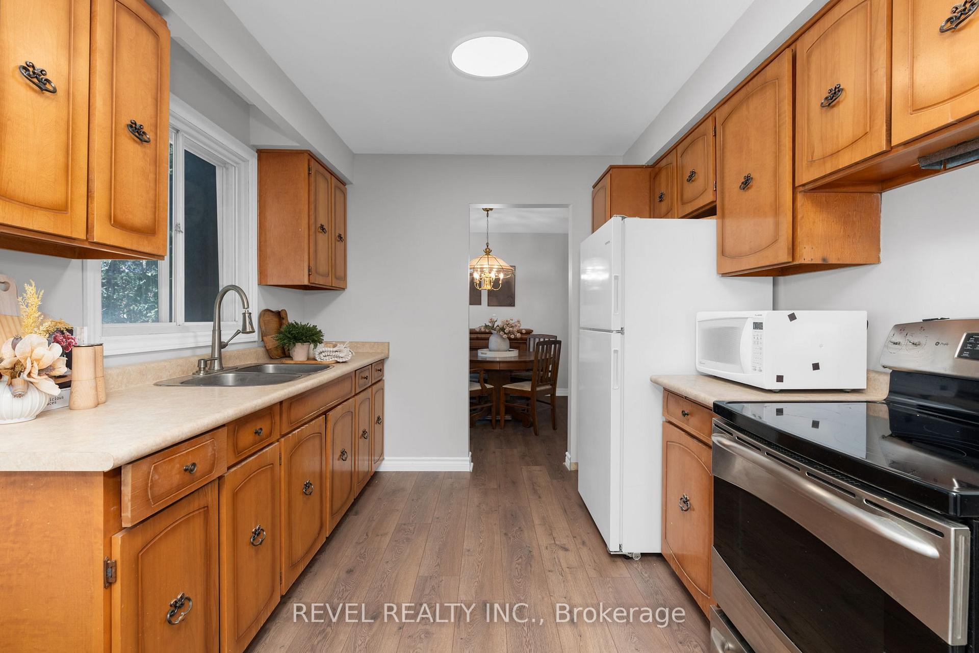 Photo 15 of 22 Belcourt Avenue, Barrie, Grove East — HOMEH