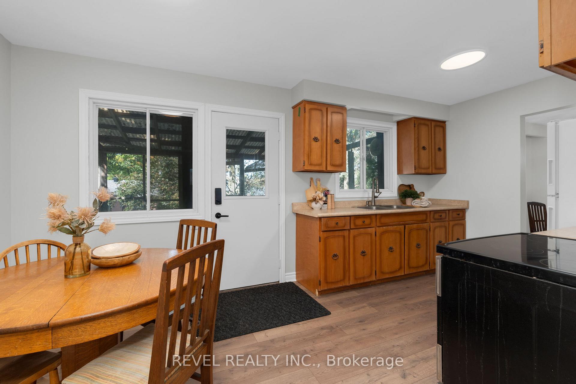 Photo 12 of 22 Belcourt Avenue, Barrie, Grove East — HOMEH