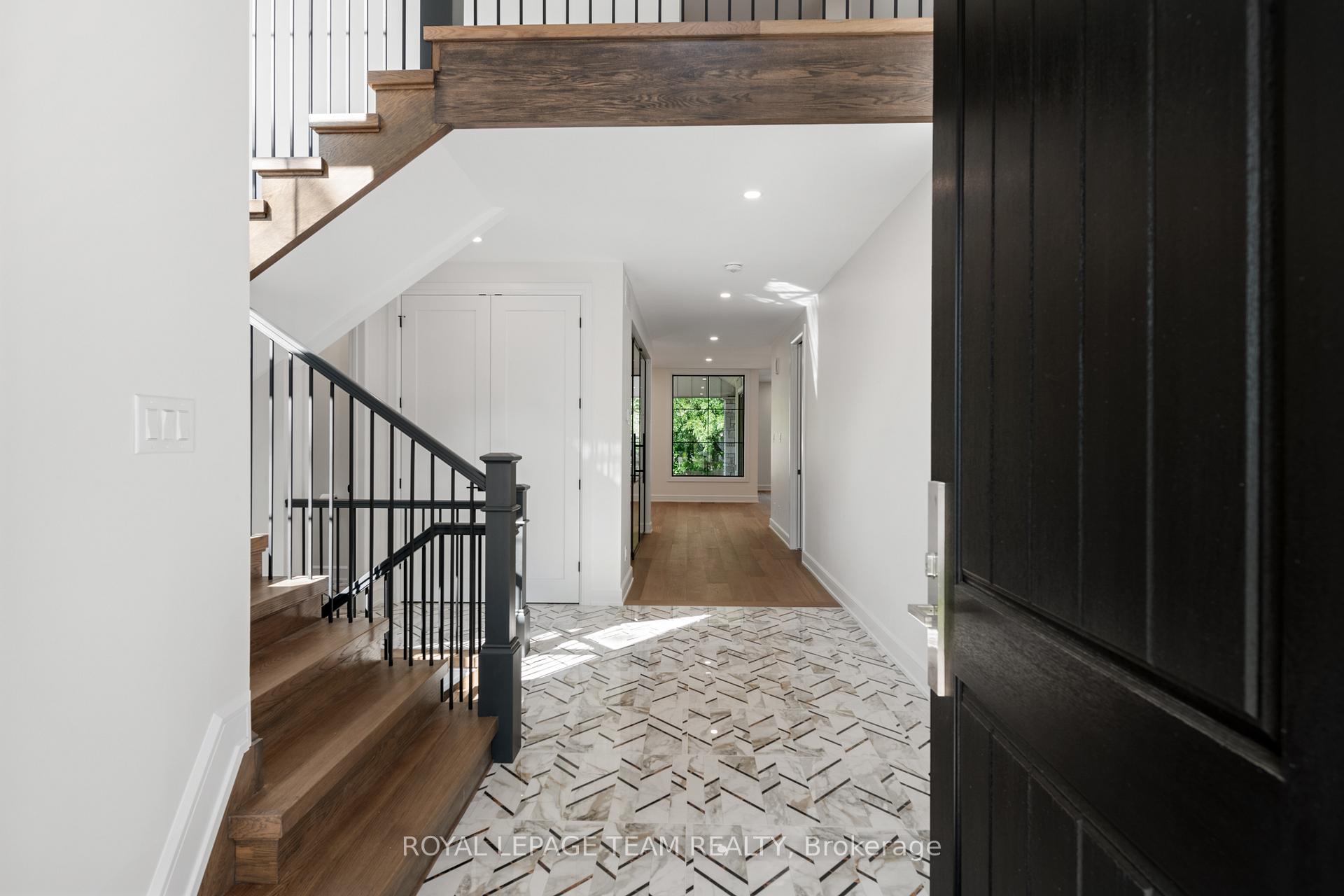 Photo 4 of 688 Hillcrest Avenue, Ottawa, Laurentianview — HOMEH