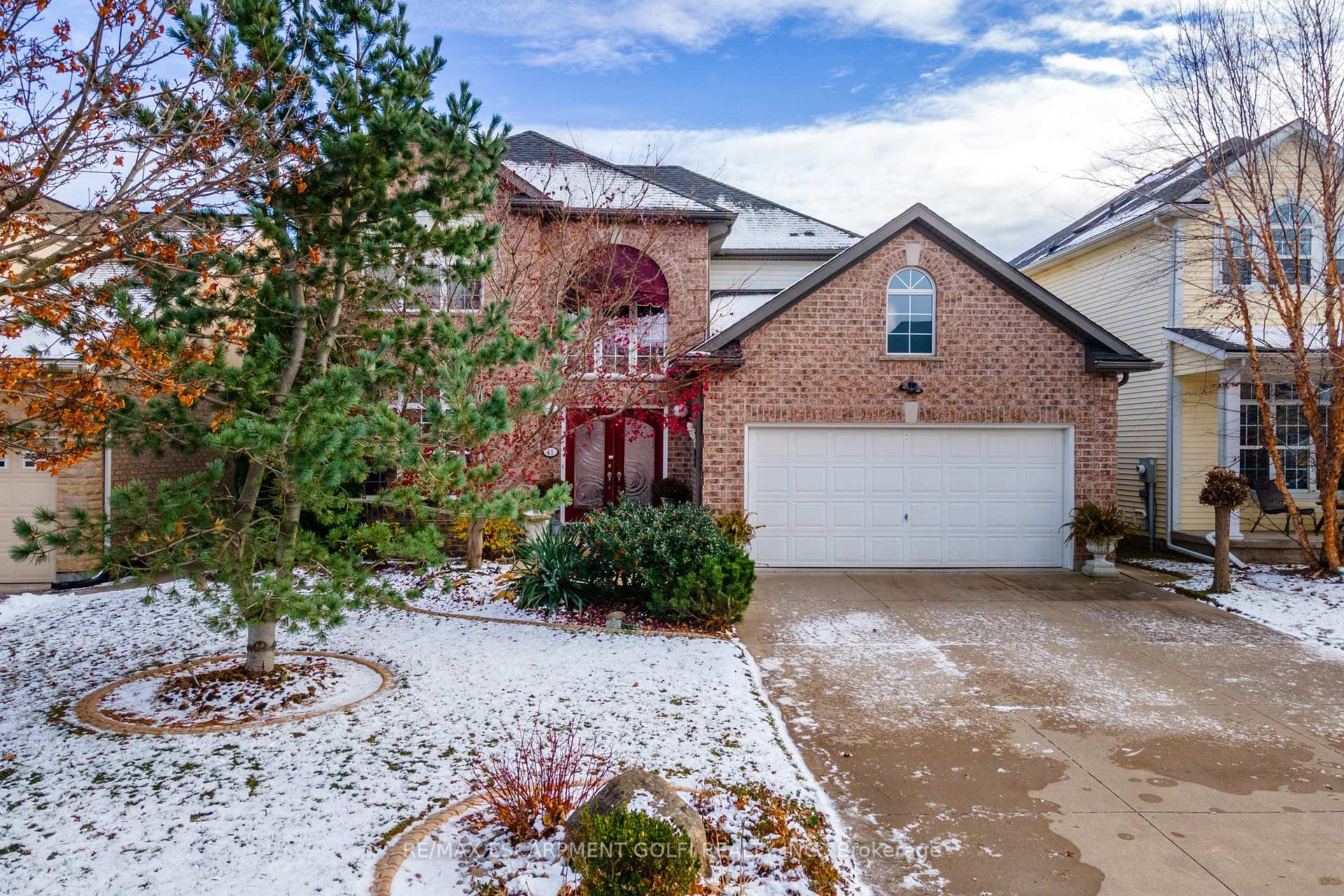 Photo 1 of 41 Oarsman Crescent, St. Catharines, Martindale Pond — HOMEH
