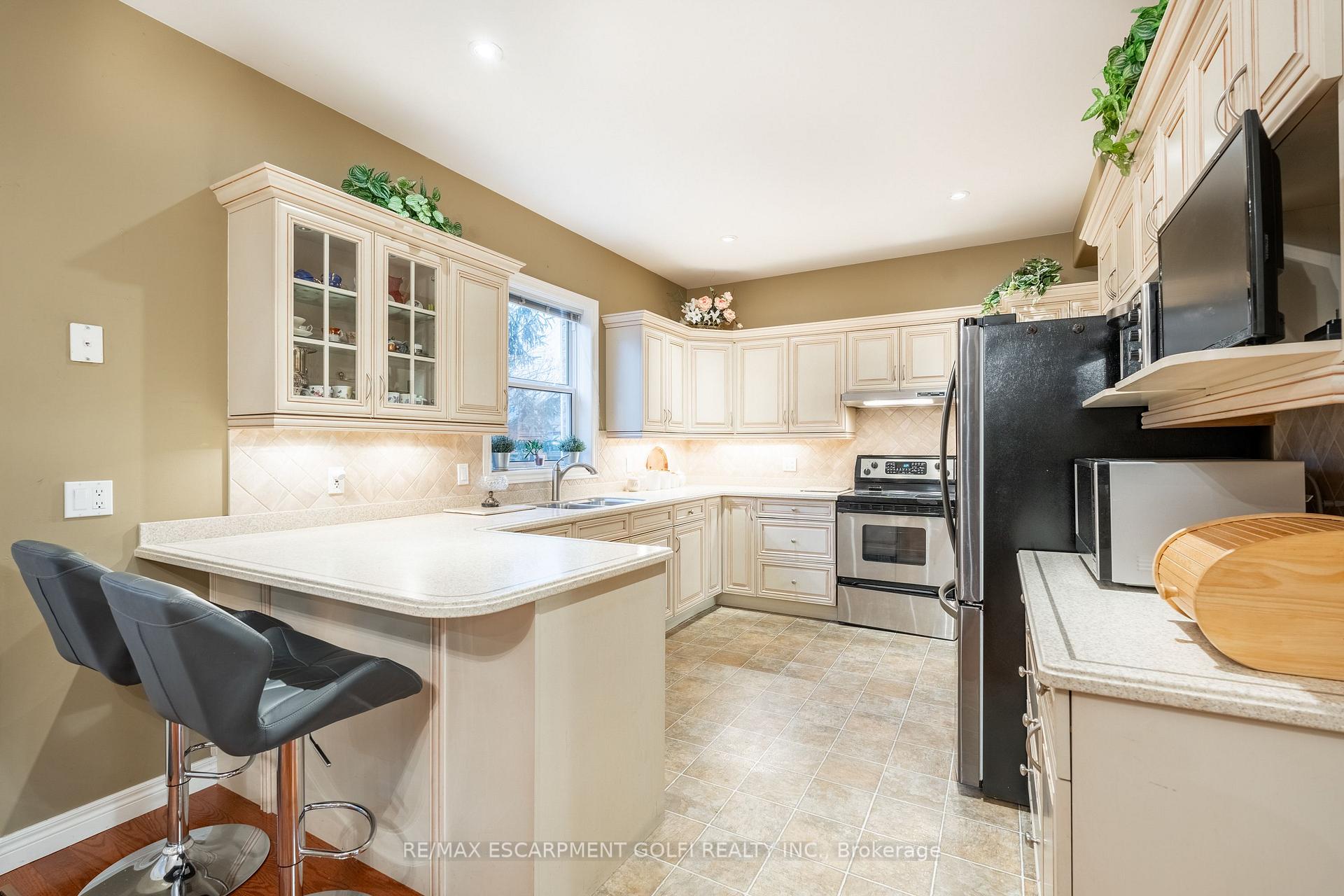 Photo 10 of 41 Oarsman Crescent, St. Catharines, Martindale Pond — HOMEH