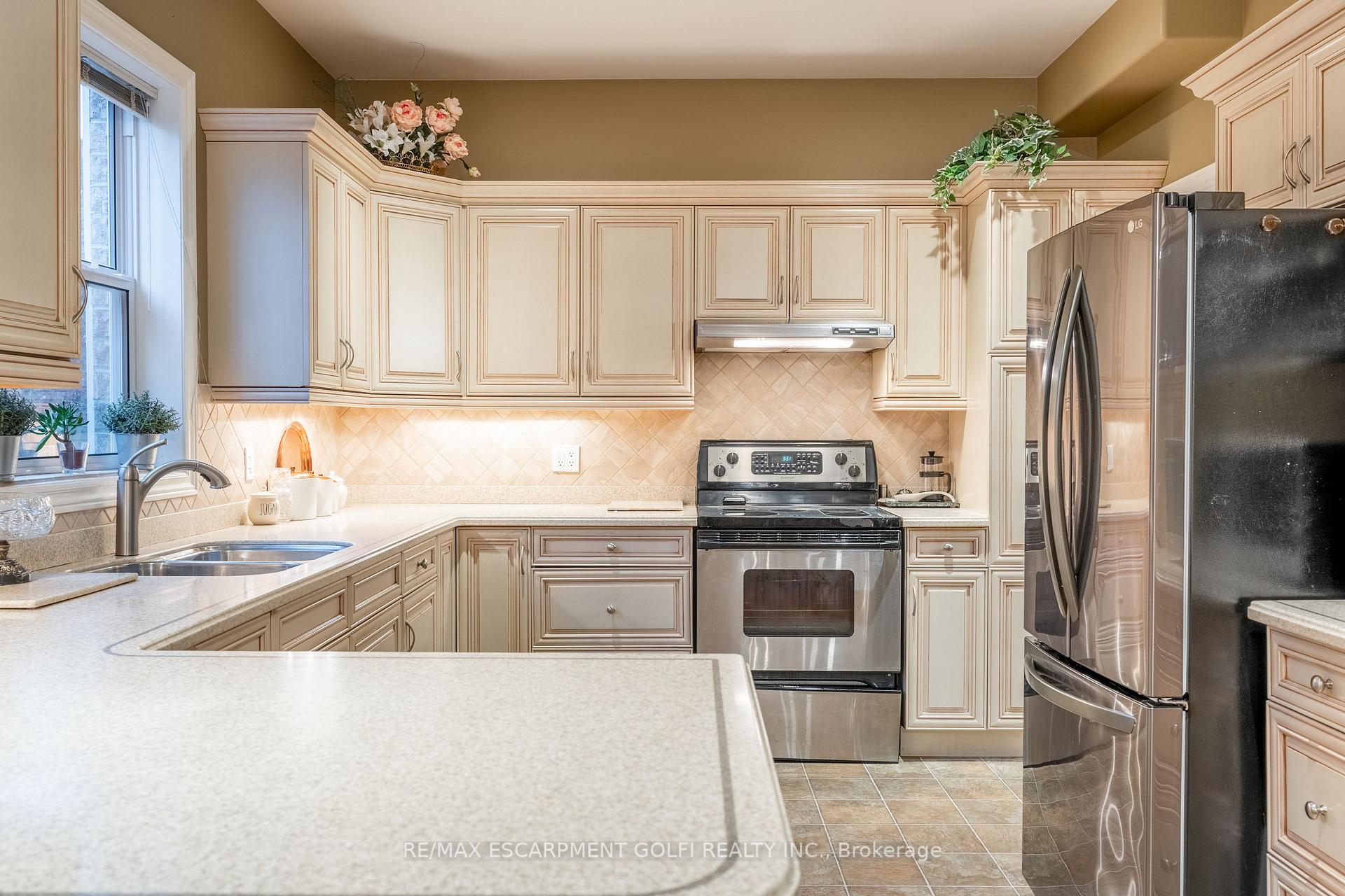 Photo 11 of 41 Oarsman Crescent, St. Catharines, Martindale Pond — HOMEH