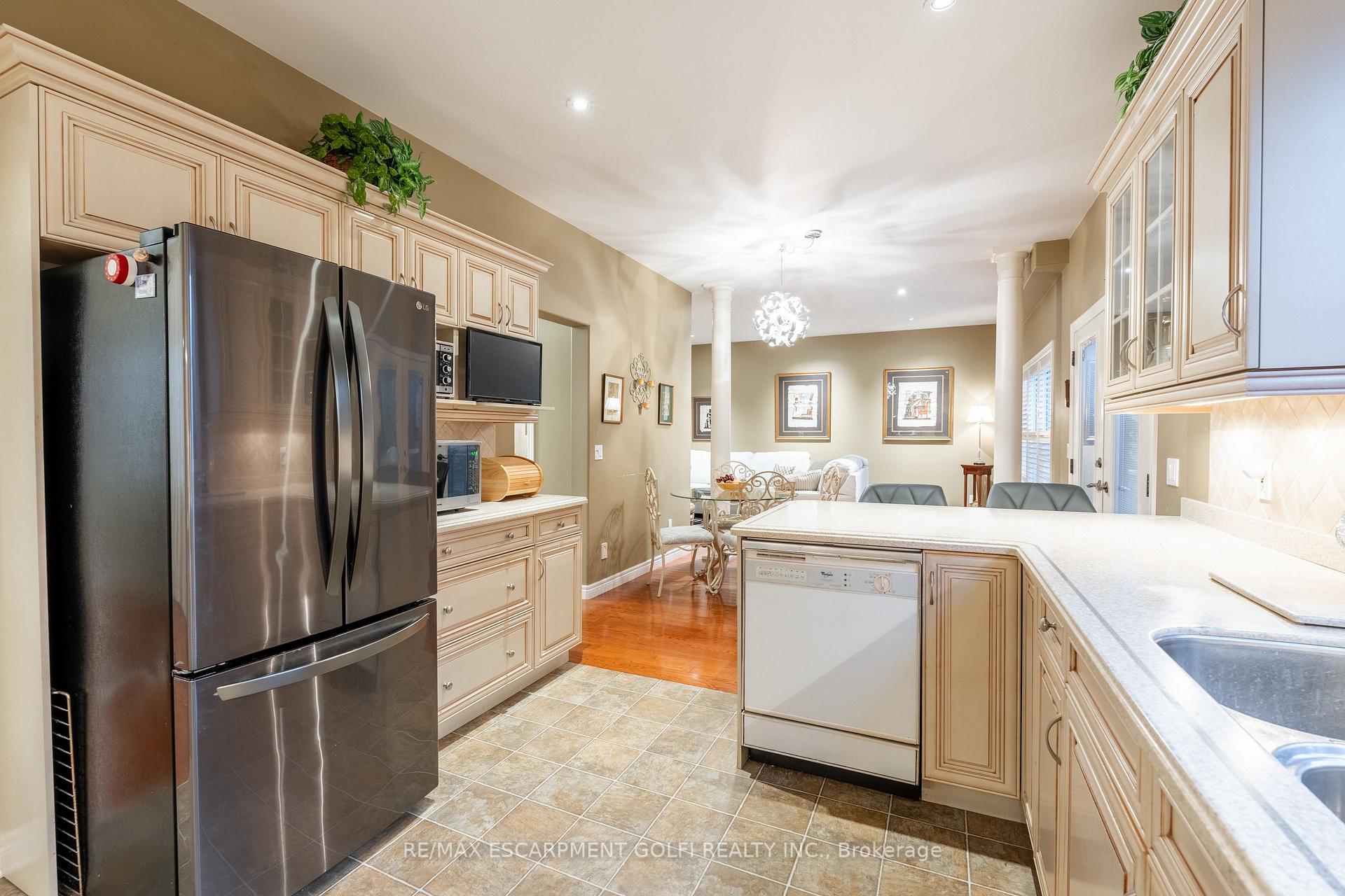 Photo 12 of 41 Oarsman Crescent, St. Catharines, Martindale Pond — HOMEH