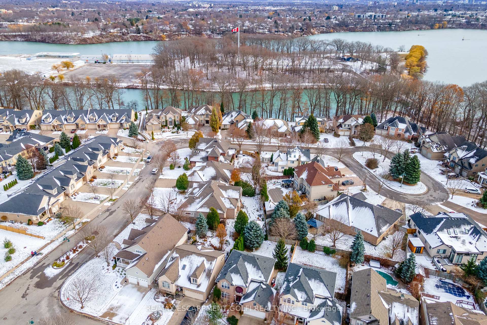 Photo 40 of 41 Oarsman Crescent, St. Catharines, Martindale Pond — HOMEH
