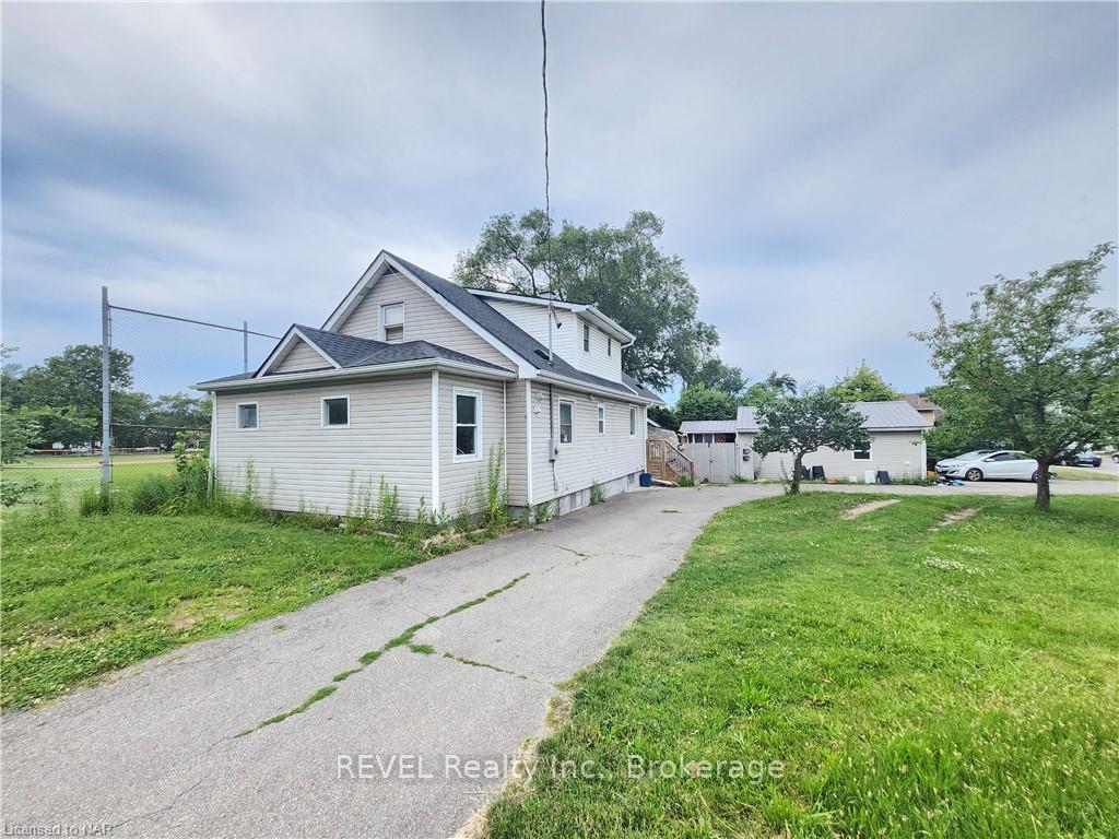 Front of 401 Queenston Street