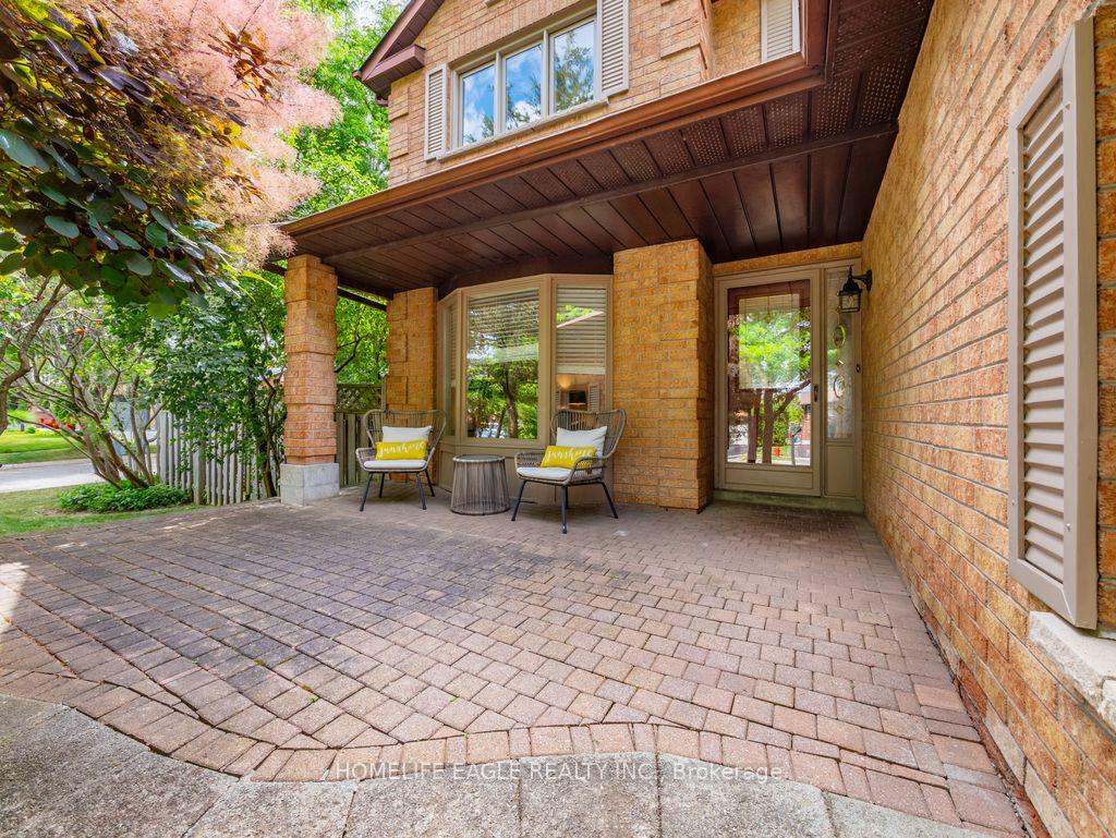 Photo 2 of 7 Moffat Crescent, Aurora, Aurora Heights — HOMEH