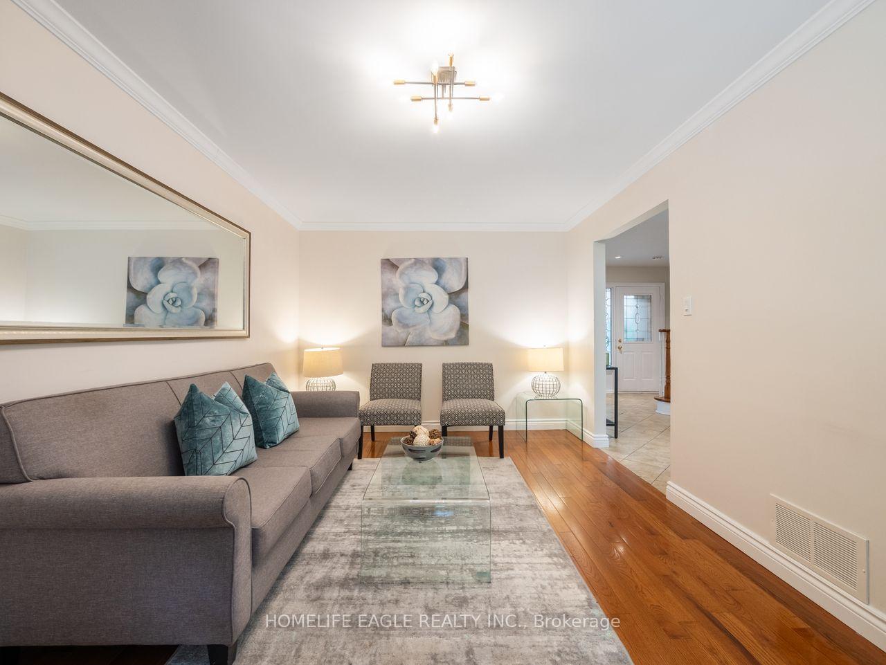 Photo 4 of 7 Moffat Crescent, Aurora, Aurora Heights — HOMEH
