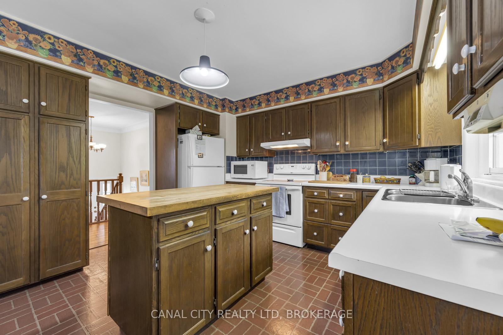 Photo 3 of 63 Mountain Street, St. Catharines, Burleigh Hill — HOMEH