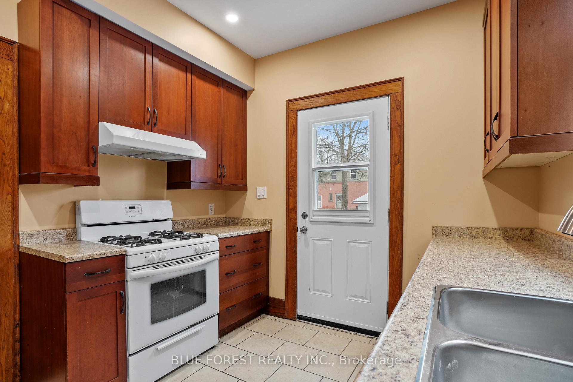 Photo 7 of 94 Wellington Street, St. Thomas — HOMEH