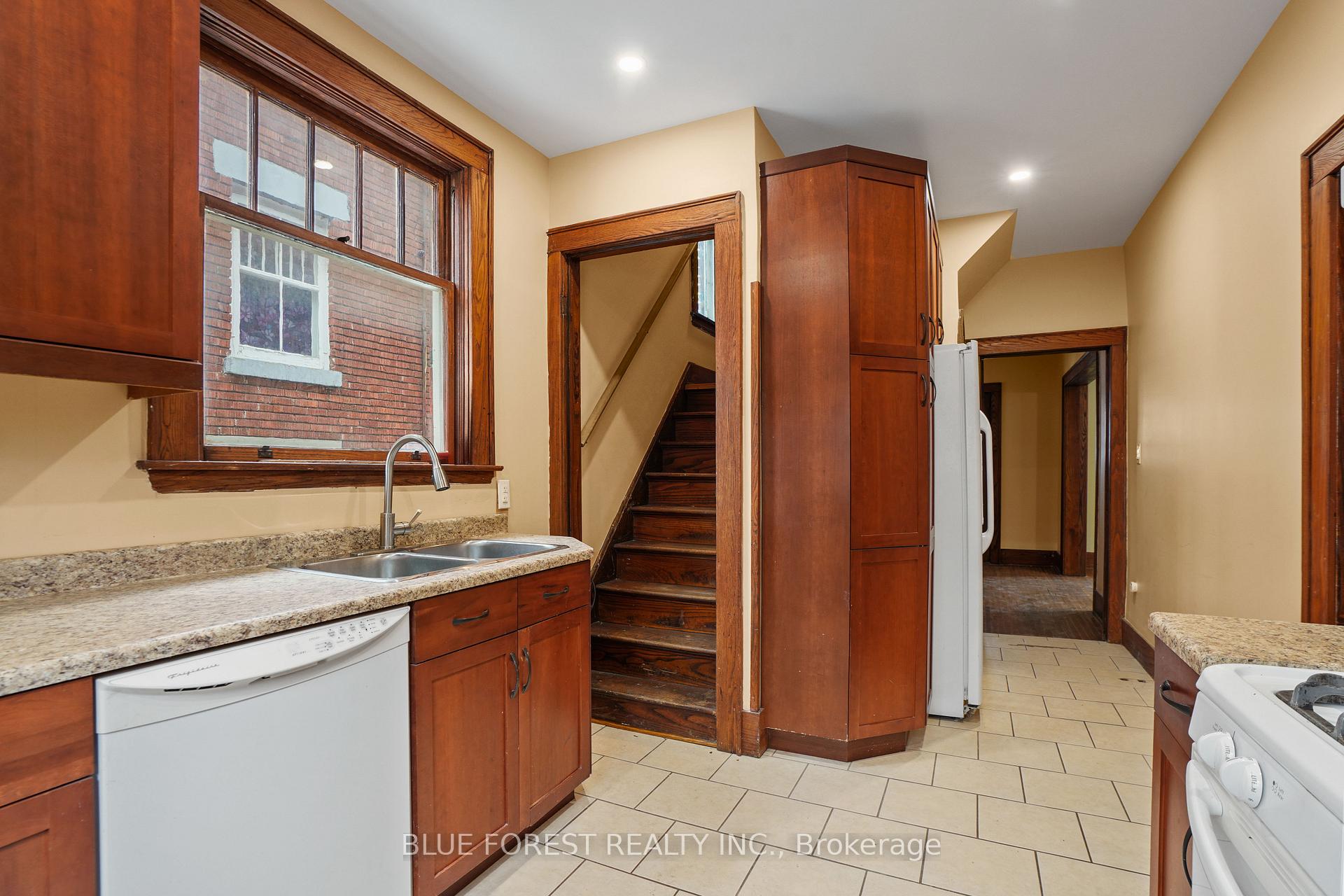 Photo 8 of 94 Wellington Street, St. Thomas — HOMEH