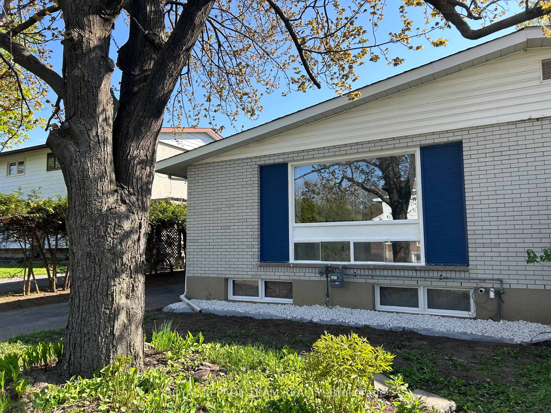 Photo 2 of 23 Southview Crescent, Ottawa, Borden Farm/Stewart Farm/Carleton Heights/Parkwood Hills — HOMEH