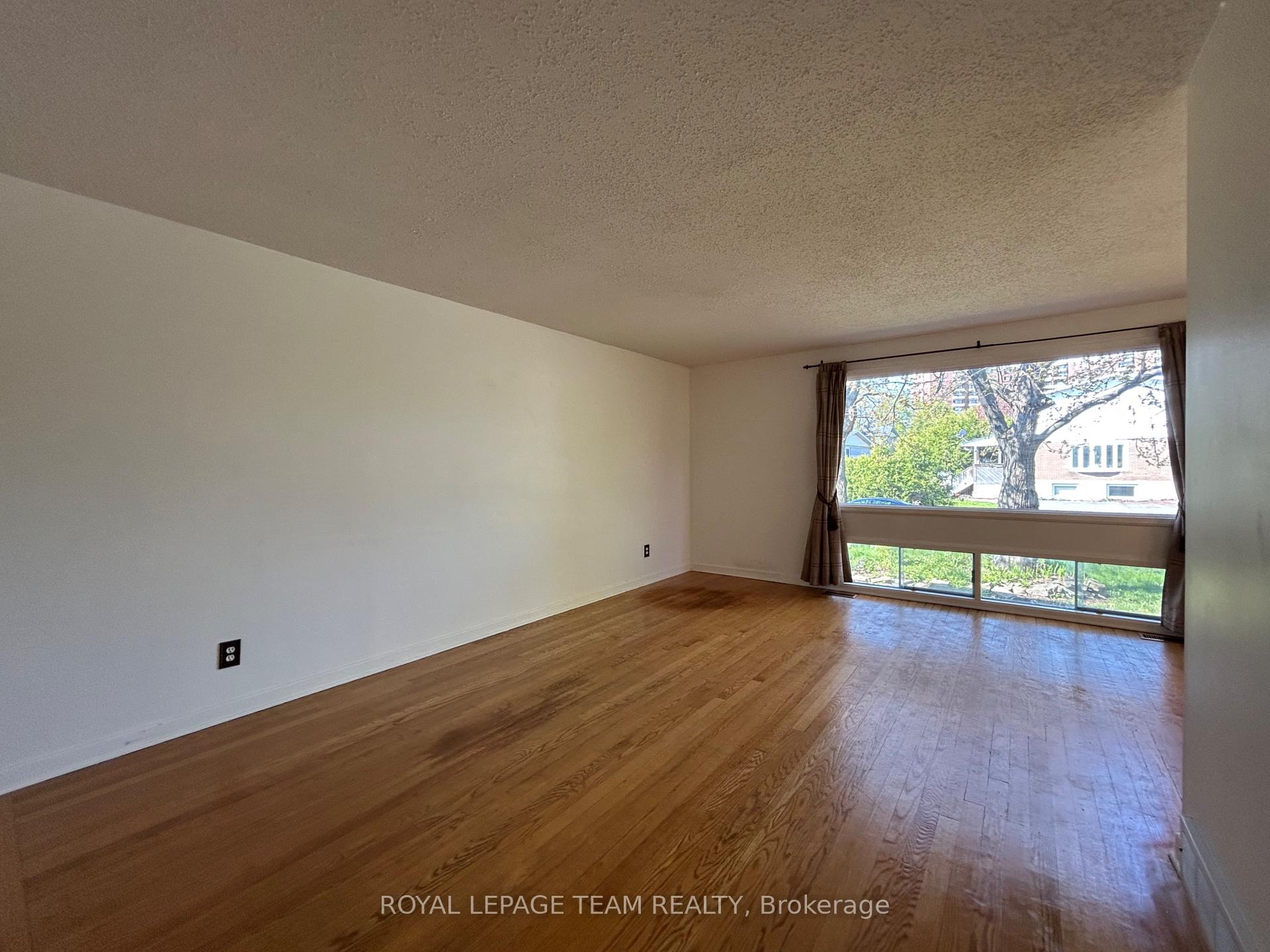 Photo 9 of 23 Southview Crescent, Ottawa, Borden Farm/Stewart Farm/Carleton Heights/Parkwood Hills — HOMEH