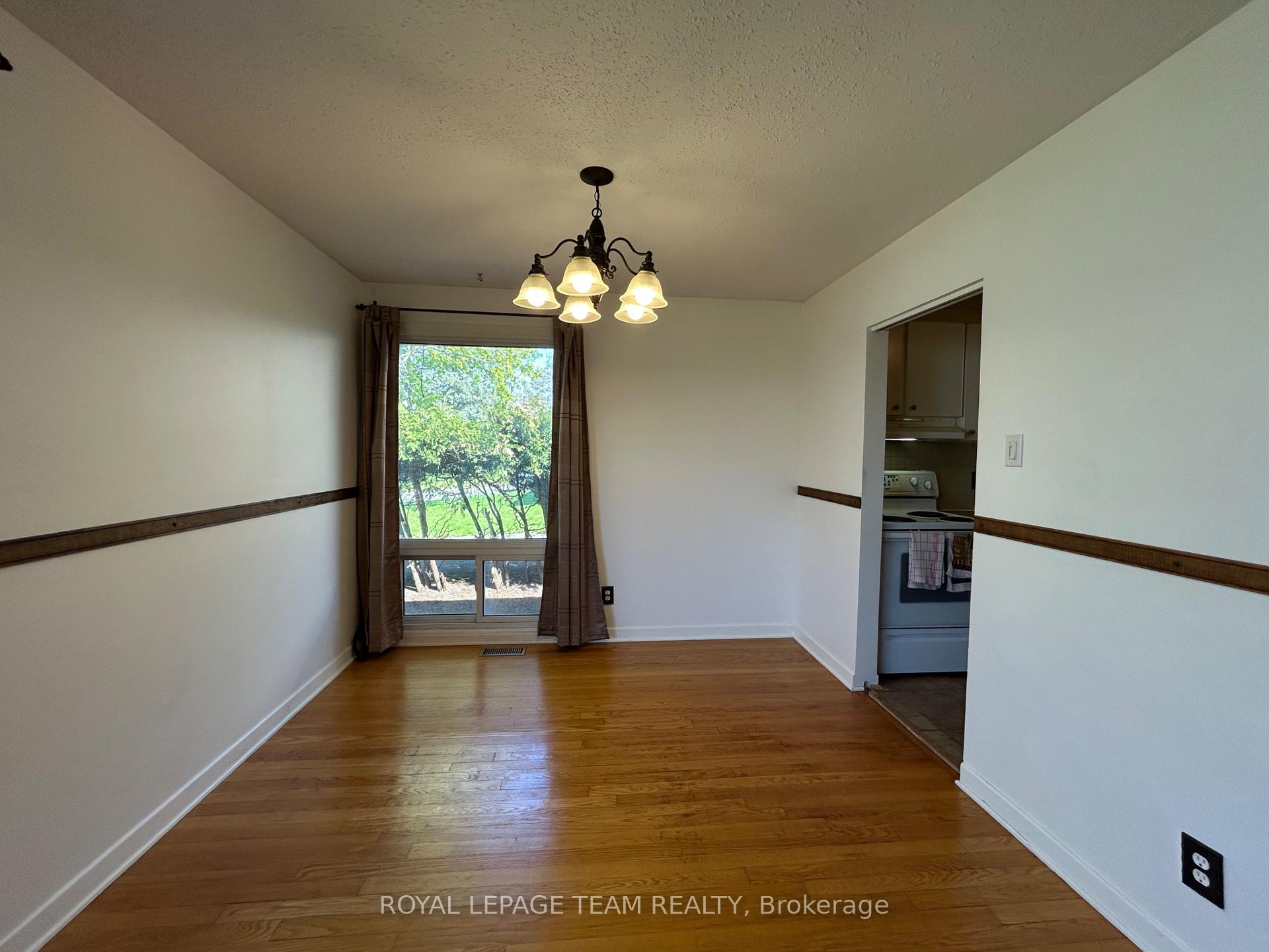 Photo 12 of 23 Southview Crescent, Ottawa, Borden Farm/Stewart Farm/Carleton Heights/Parkwood Hills — HOMEH
